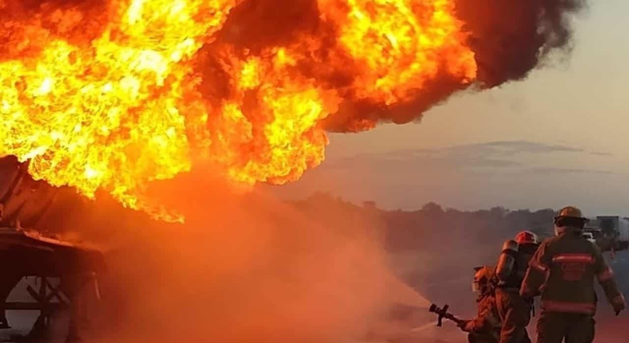 Consume incendio pipa en General Bravo