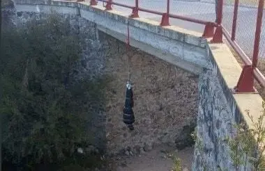 ¡Era broma! Un cuerpo colgado en puente de Hidalgo causó movilización