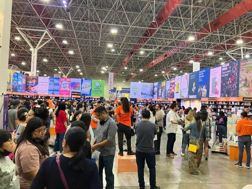 Acuden cientos de personas a la Feria Internacional del Libro en Monterrey