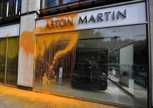 Just Stop Oil pinta de naranja sala de exhibición de Aston Martin