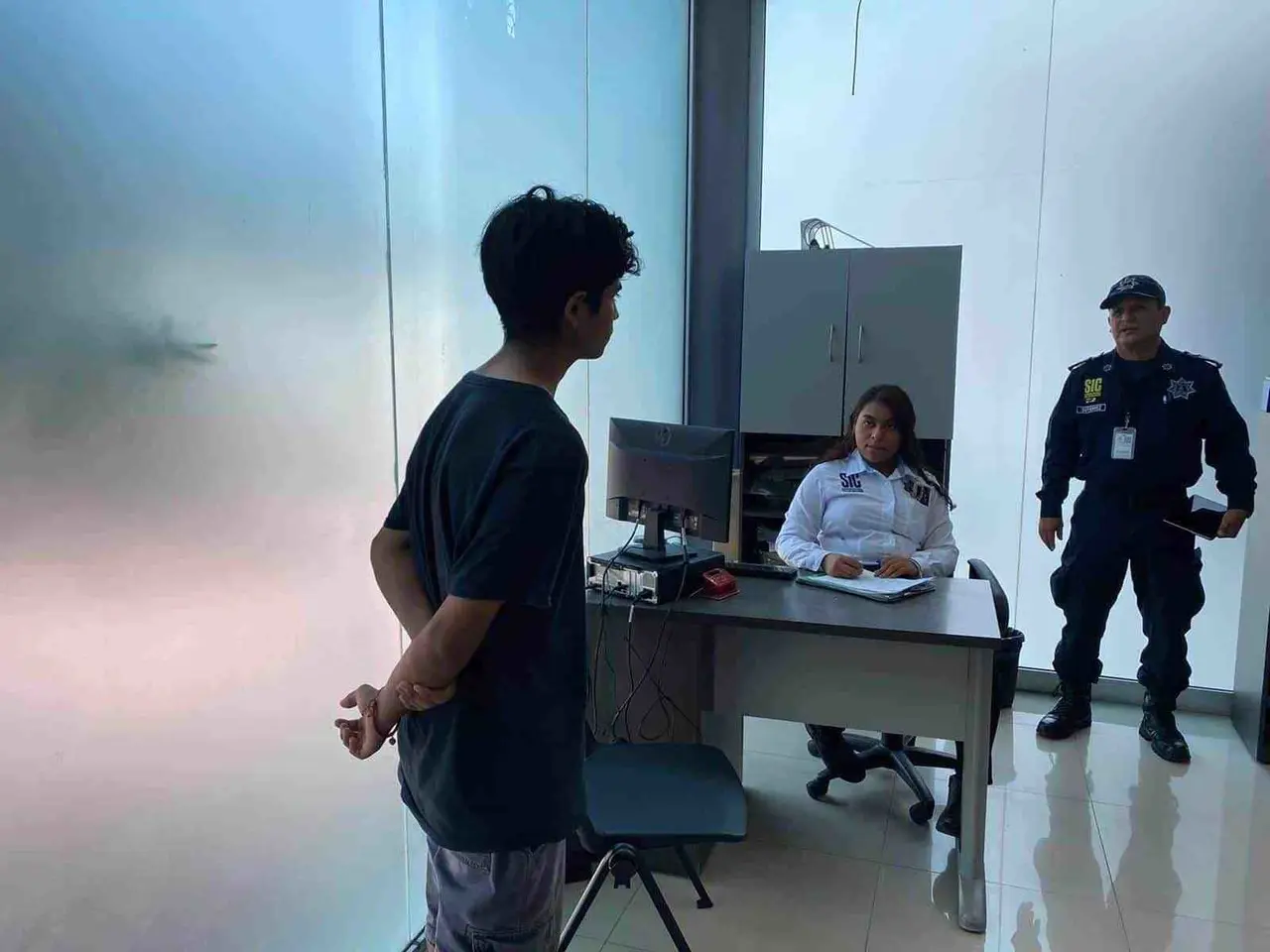 Policías de Escobedo auxilian a menor para regresar a su casa en Chihuahua