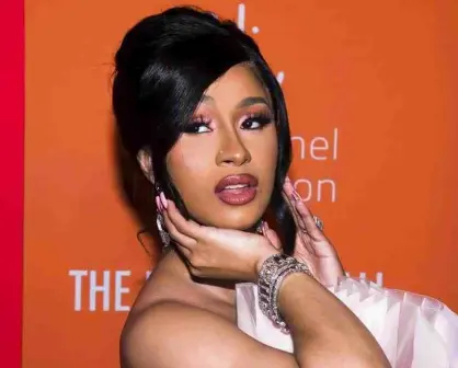 Hombre demanda a Cardi B; se sintió humillado por portada de disco
