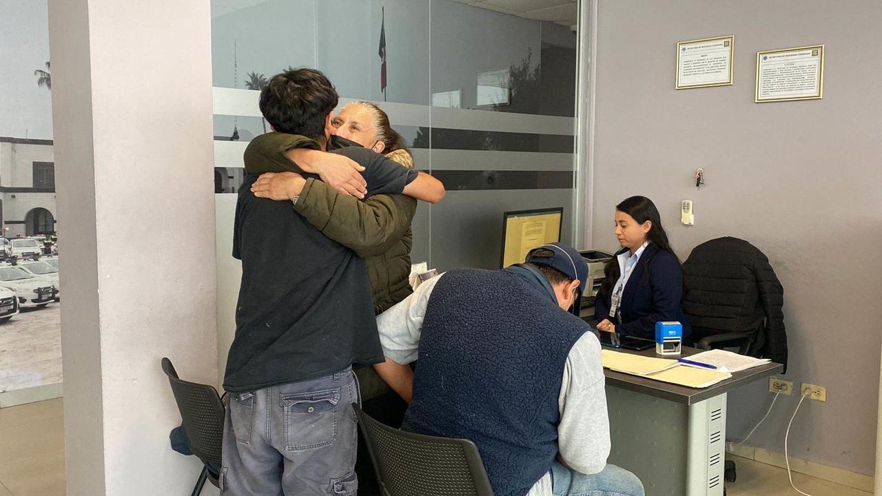 Madre viaja a Nuevo León para reunirse con su hijo rescatado en Escobedo