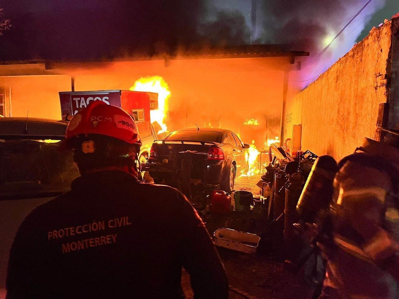 Incendio consume dos vehículos en un taller en centro de Monterrey