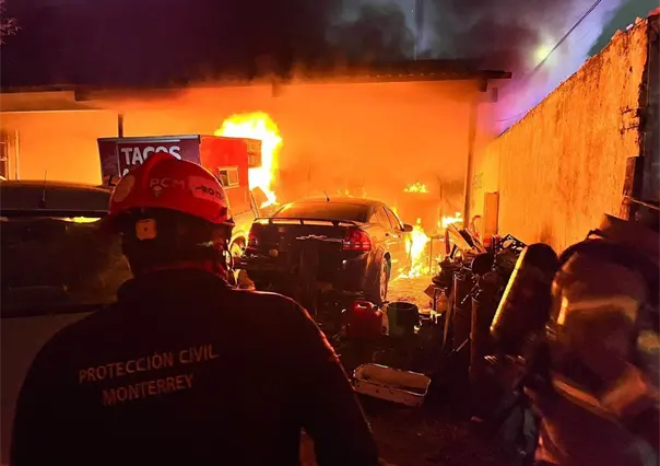 Incendio consume dos vehículos en un taller en centro de Monterrey