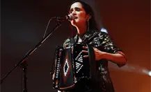 Conectan regios al 100 con la música de Julieta Venegas