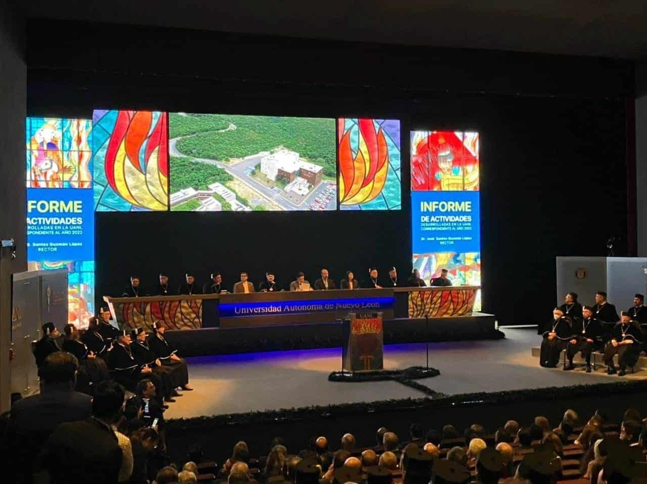Santos Guzmán, rector de la UANL rinde su primer informe