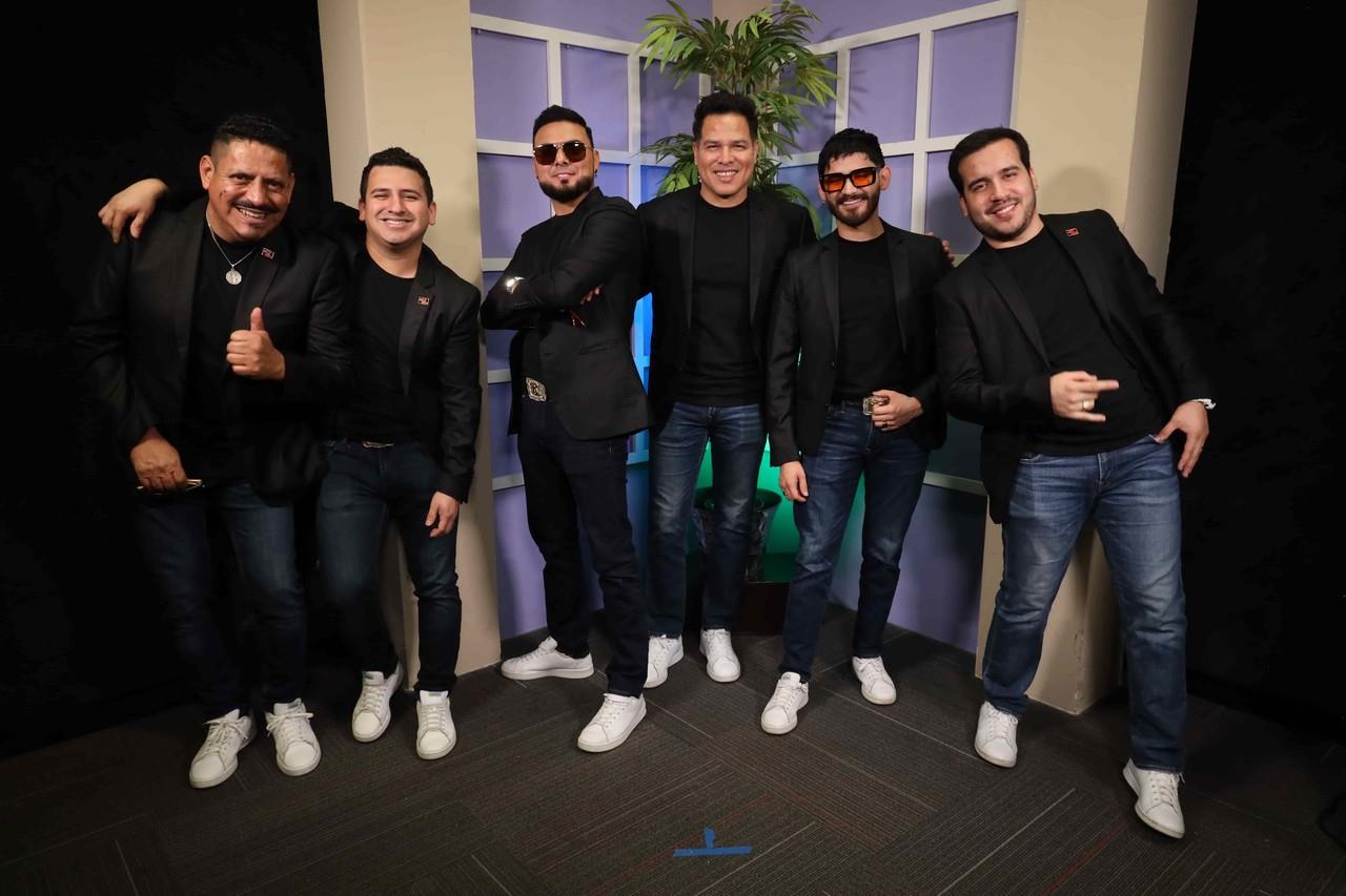 Inmortaliza Banda El Recodo bohemia al lado de Juan Gabriel