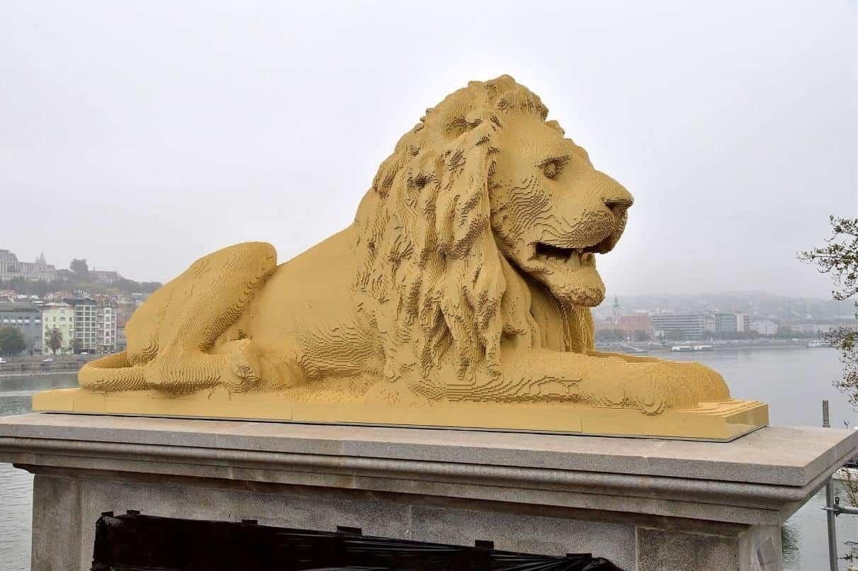 Cambian histórico león de piedra por uno de Legos en puente de Budapest