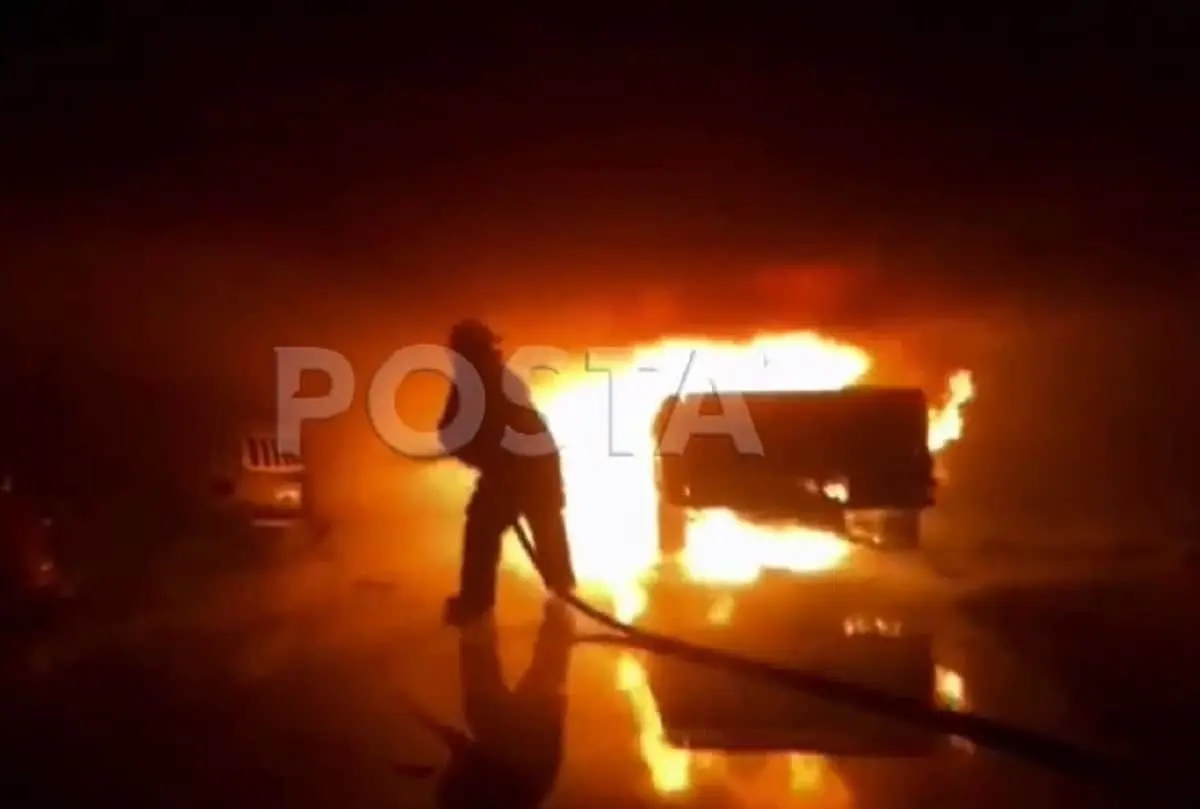 Alarma incendio en departamentos de San Pedro; fuego arrasa con 4 vehículos