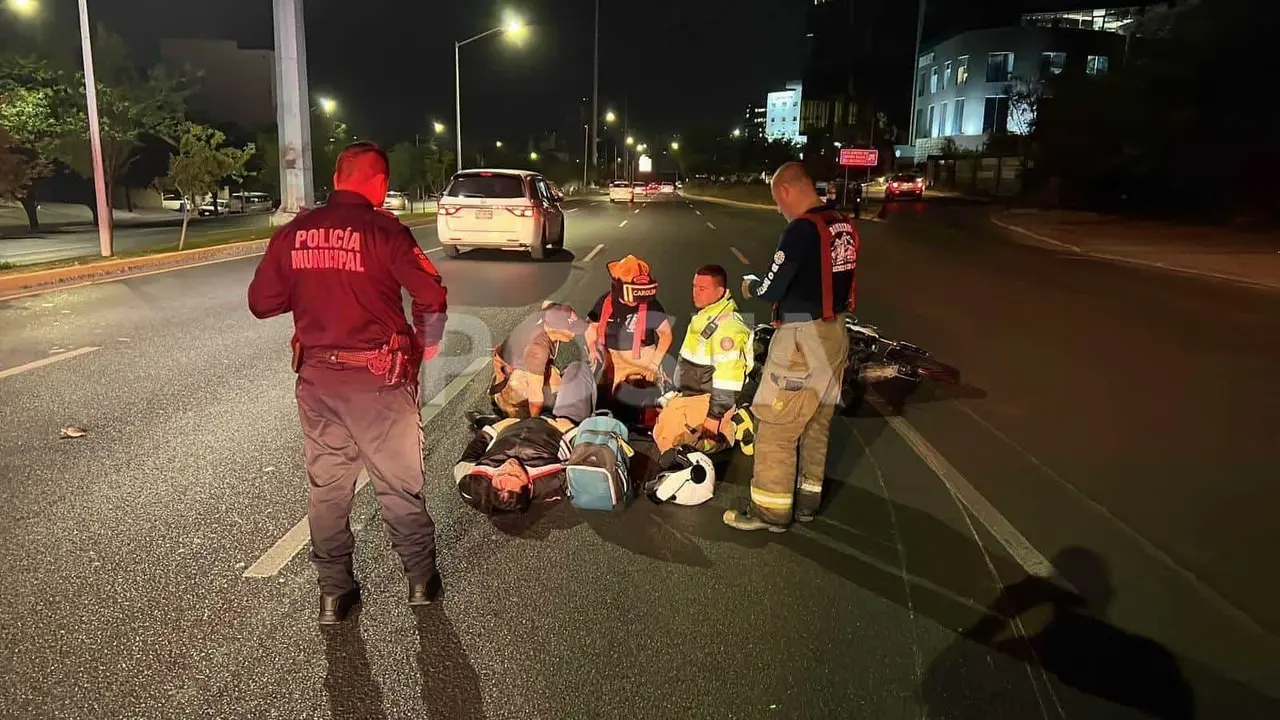 Derrapa motociclista en San Pedro