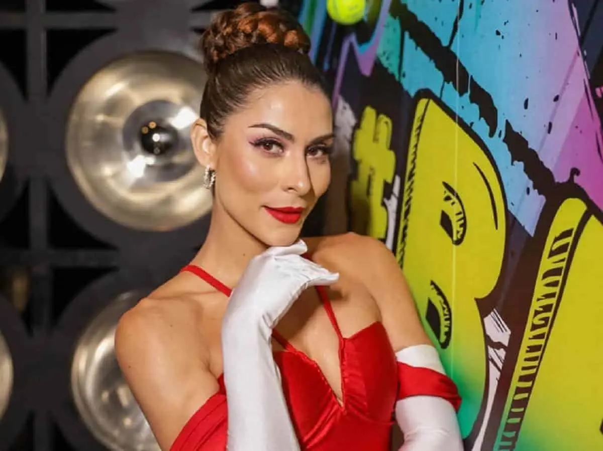 María León enciende redes con foto en topless