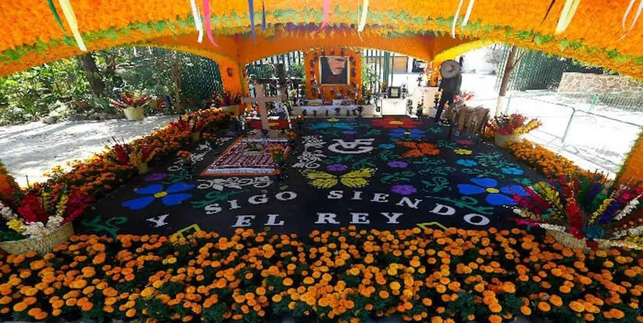Montan altar de muertos en homenaje a Vicente Fernández