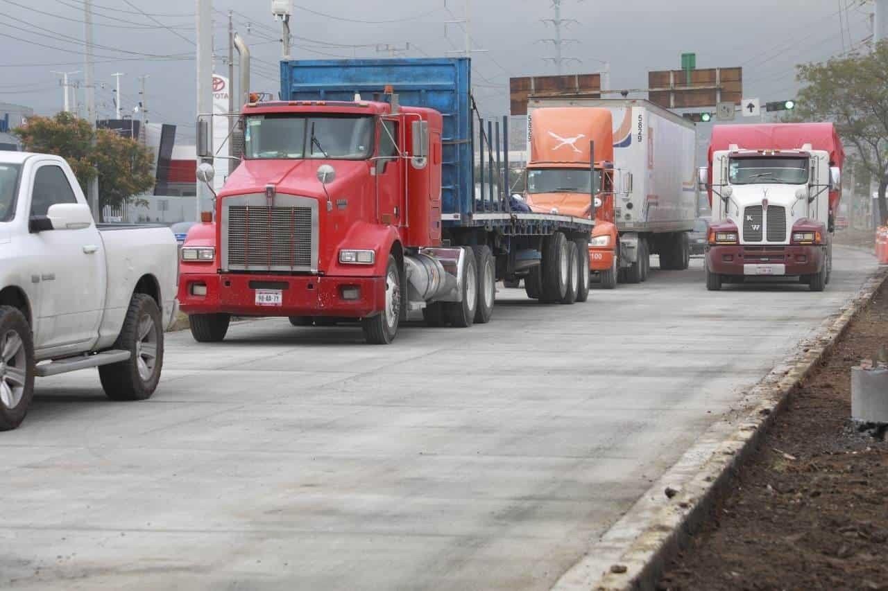 Habilita Escobedo carril para flujo vehicular en Avenida Sendero