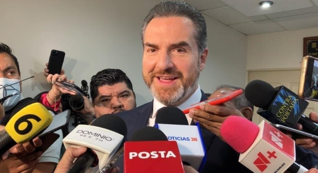 Adrián de la Garza extiende la mano a Samuel; señala que no es adversario