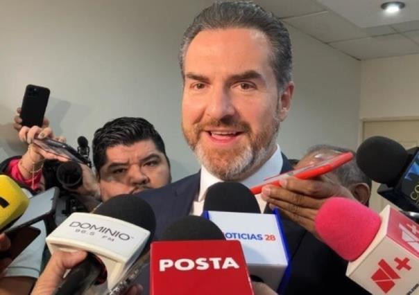 Adrián de la Garza extiende la mano a Samuel; señala que no es adversario