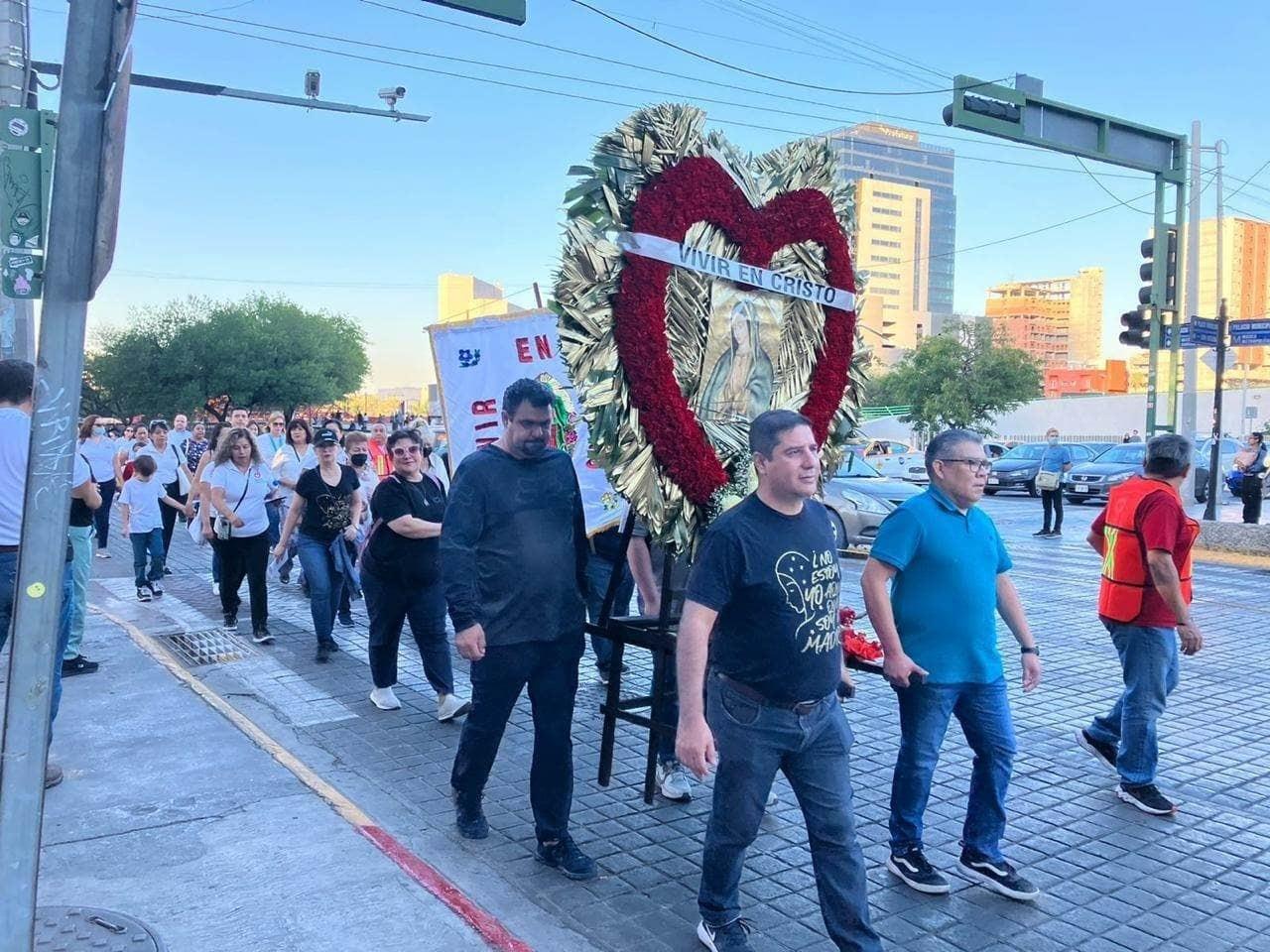 Peregrinan devotos a la Virgen de Guadalupe en Monterrey