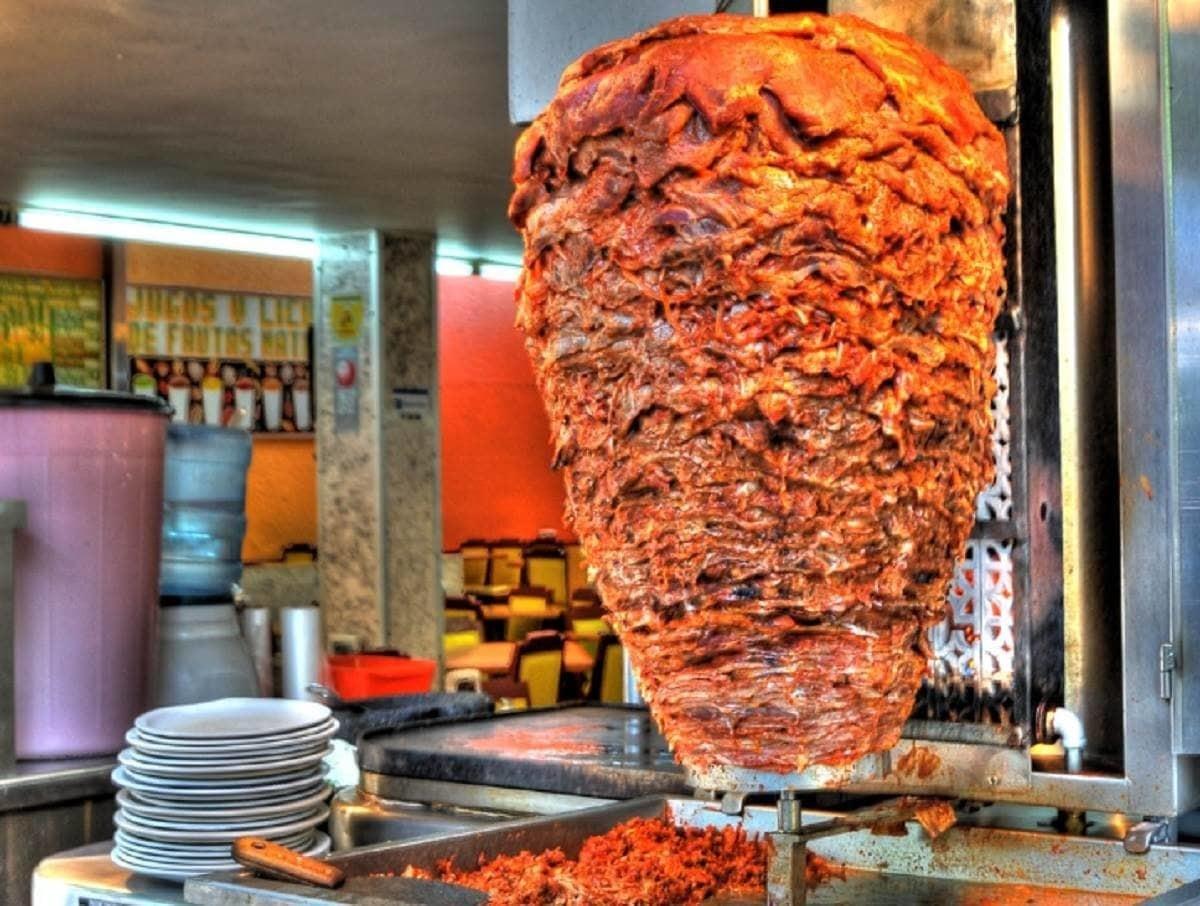 VIDEO: Joven ebrio muerde trompo al pastor en taquería y huye
