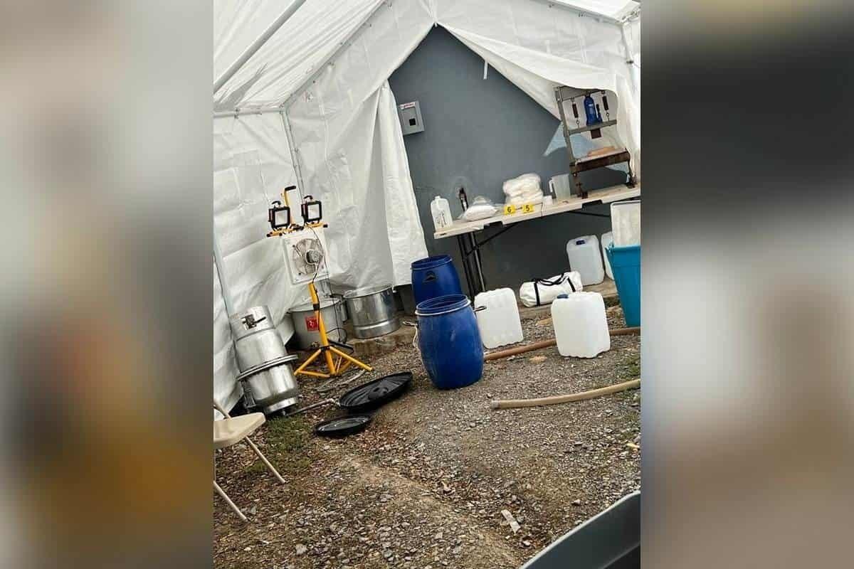 Desmantela FGR laboratorio donde se fabricaban drogas en Santiago