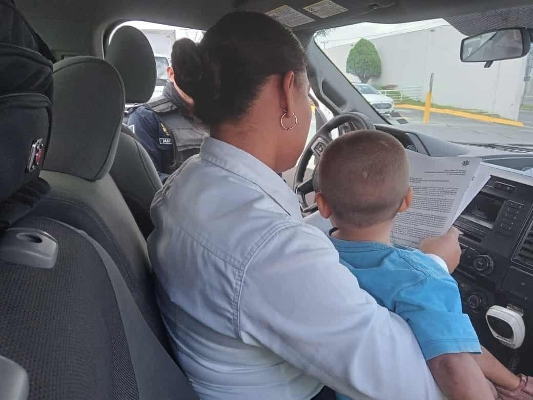 Policías rescatan a niño de 2 años que caminaba por calles en Escobedo