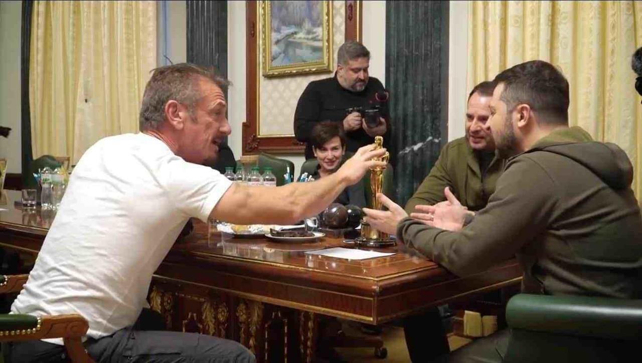 ¿Y el Óscar es para?... Sean Penn entregó estatuilla a Zelenski en Ucrania
