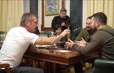 ¿Y el Óscar es para?... Sean Penn entregó estatuilla a Zelenski en Ucrania