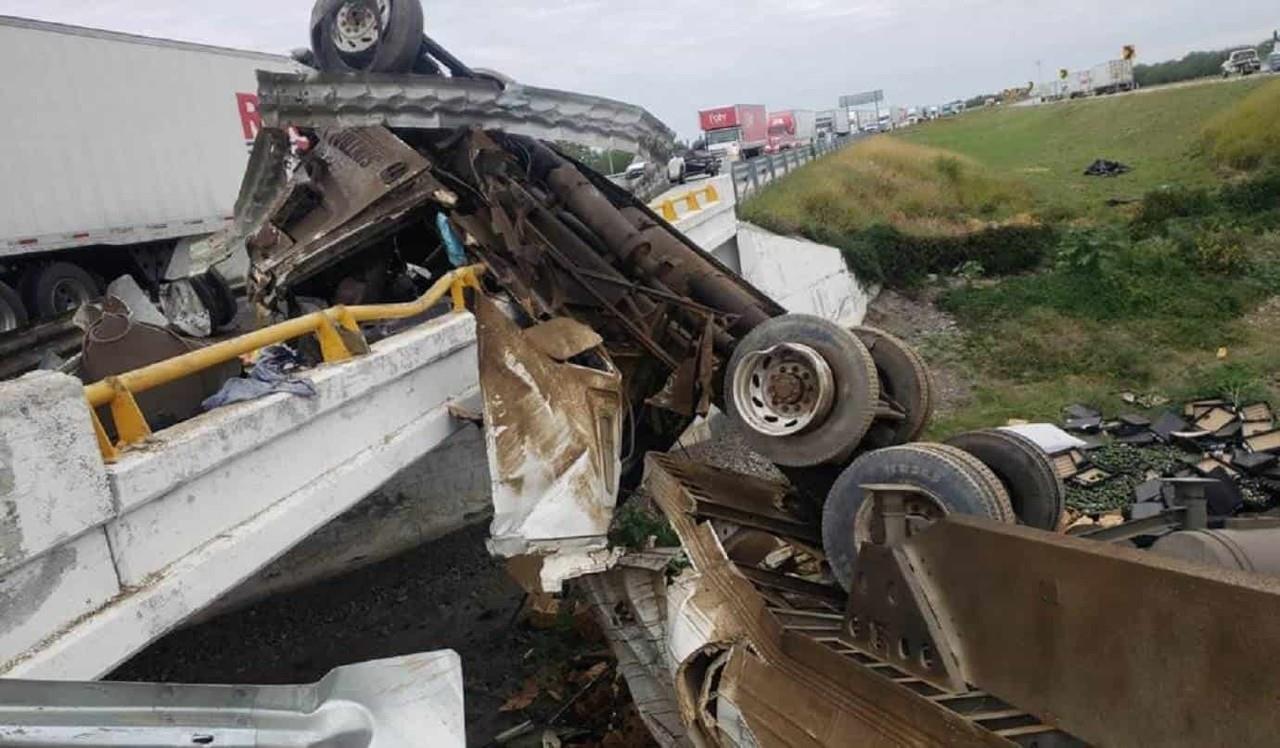Tráiler vuelca en puente de Sabinas Hidalgo, Nuevo León