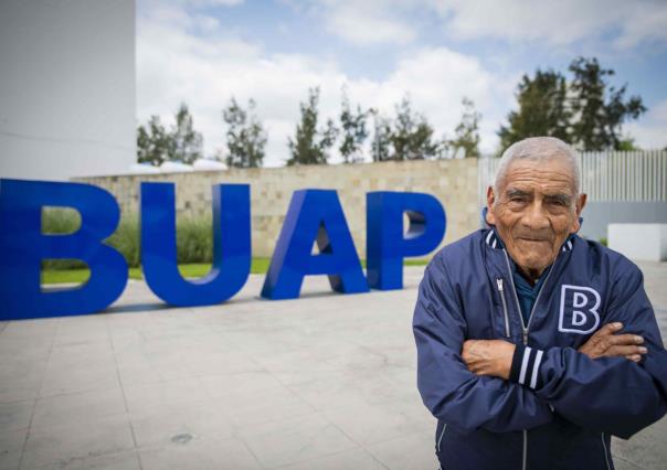 ¡No hay límites! Abuelito de 84 años se gradúa como ingeniero