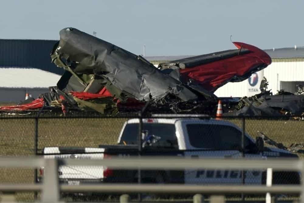 VIDEO: Chocan 2 aviones militares históricos en Texas; hay 6 muertos