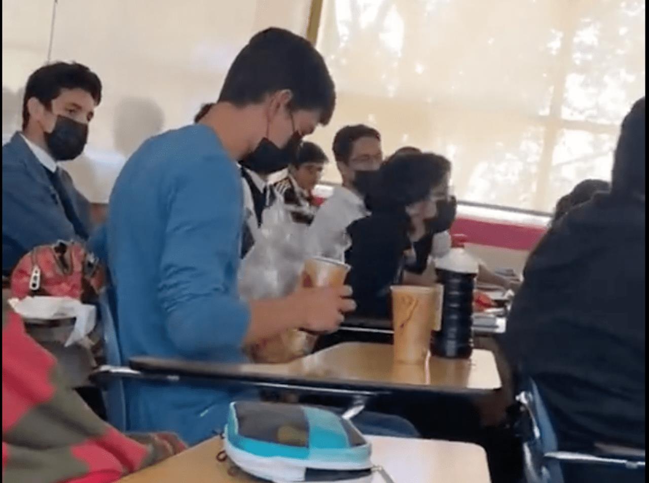 VIDEO: Estudiante vende papas locas en su salón y se vuelve viral