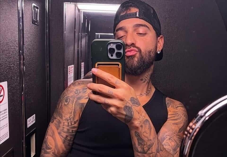VIDEO: ¿Le hace el feo Maluma a muñeco del Dr. Simi en Qatar?