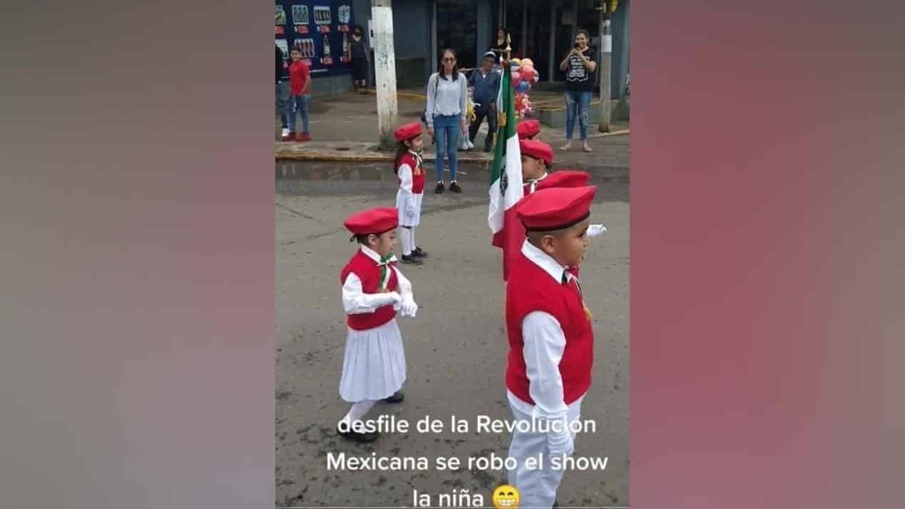 Niña baila La boda del huitlacoche... se le olvidó que era de la escolta
