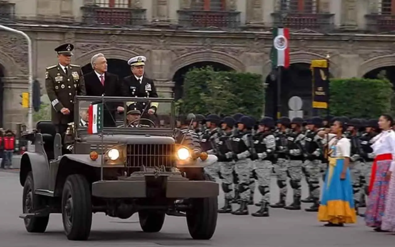Encabeza AMLO desfile del 112 aniversario de la Revolución Mexicana