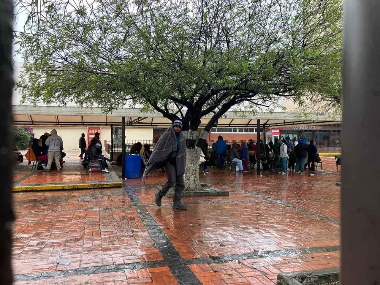 Tienen una fría espera afuera de hospitales