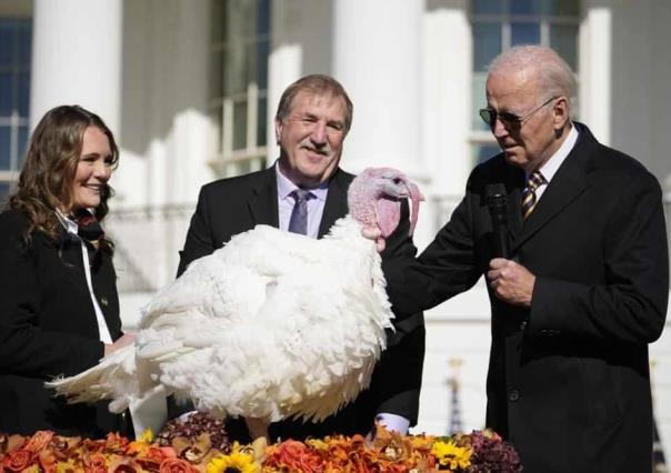 Joe Biden muestra los pavos nacionales de Acción de Gracias
