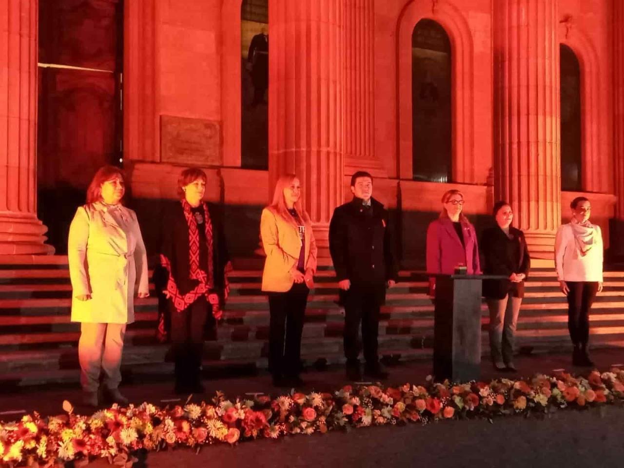 Pintan Palacio de Gobierno de NL de naranja contra violencia a mujeres