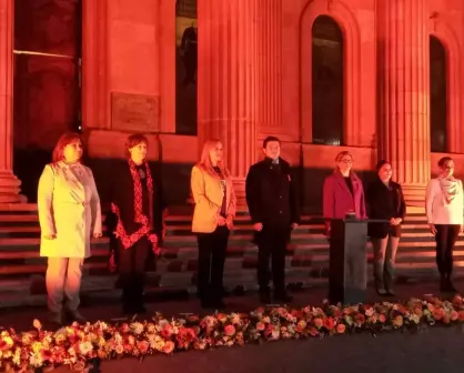 Pintan Palacio de Gobierno de NL de naranja contra violencia a mujeres