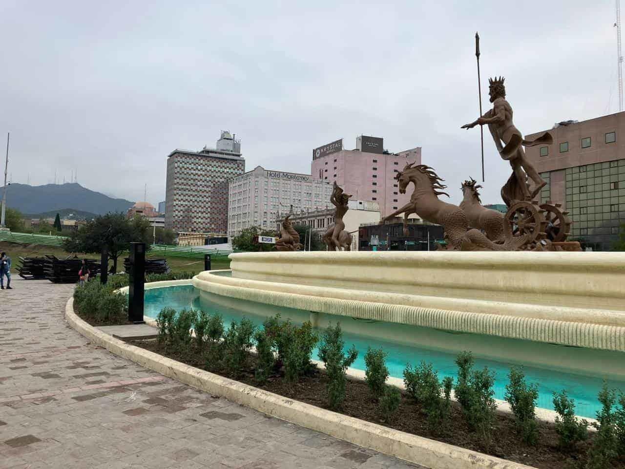 Retiran vallas de fuente de Neptuno