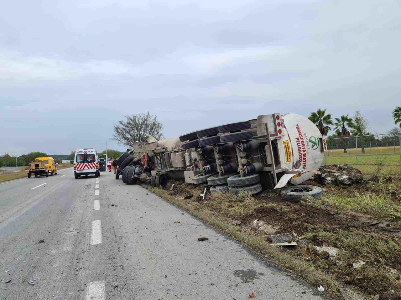 Vuelca pipa en la carretera Nacional de Montemorelos