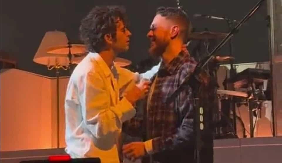 VIDEO: Matty Healy, de The 1975, se besa con un chico durante concierto