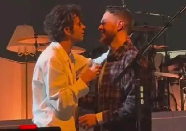 VIDEO: Matty Healy, de The 1975, se besa con un chico durante concierto