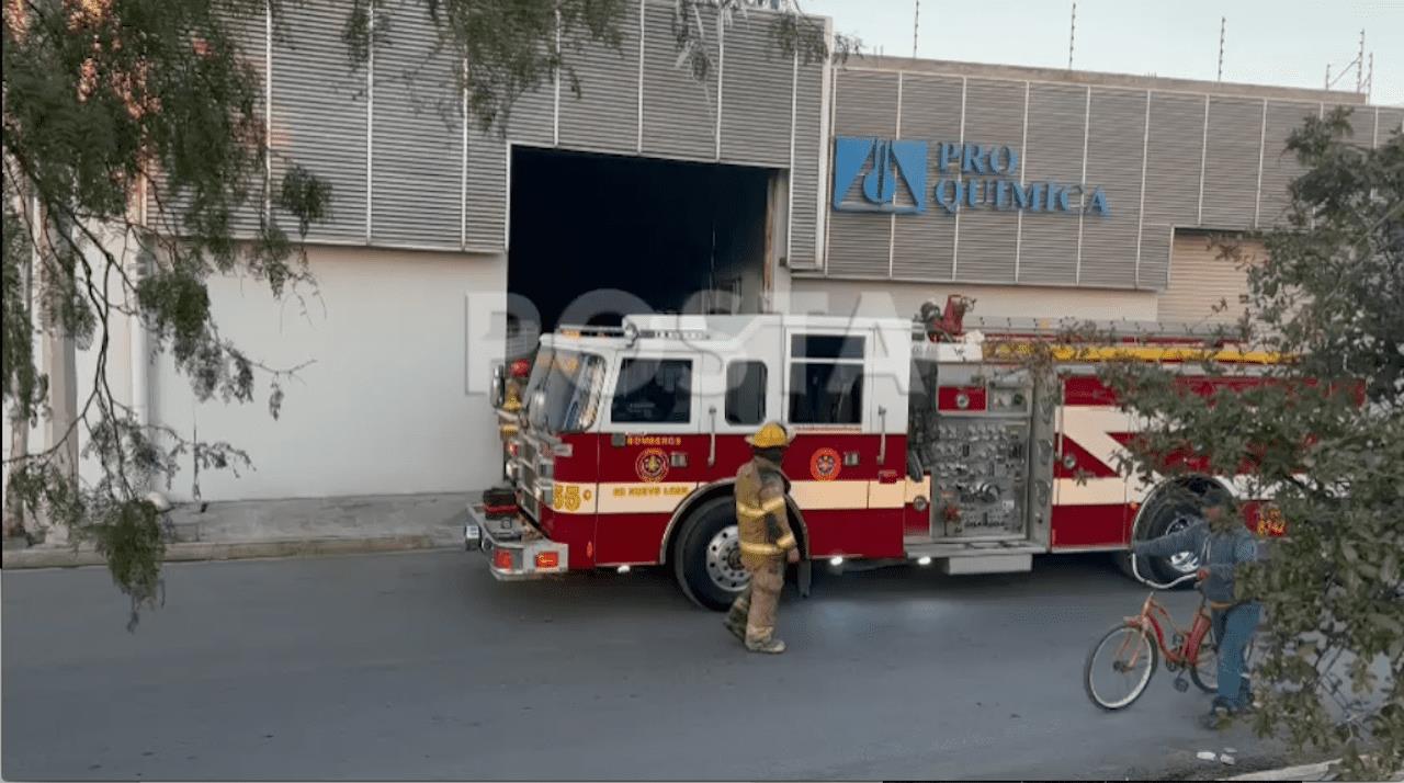Moviliza a bomberos incendio en bodega de químicos