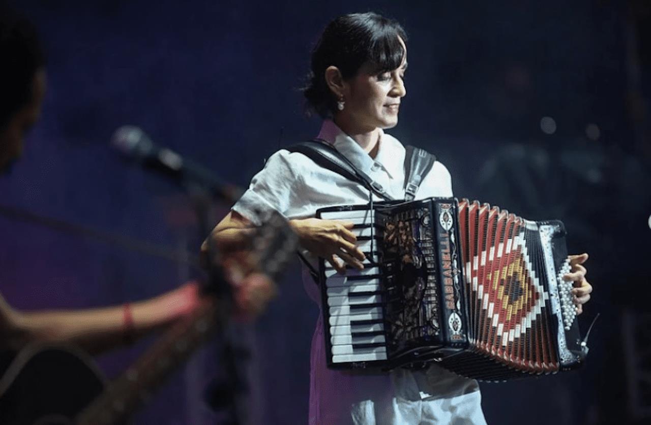 Julieta Venegas dedica temas a mujeres que hablan sobre violencia que viven