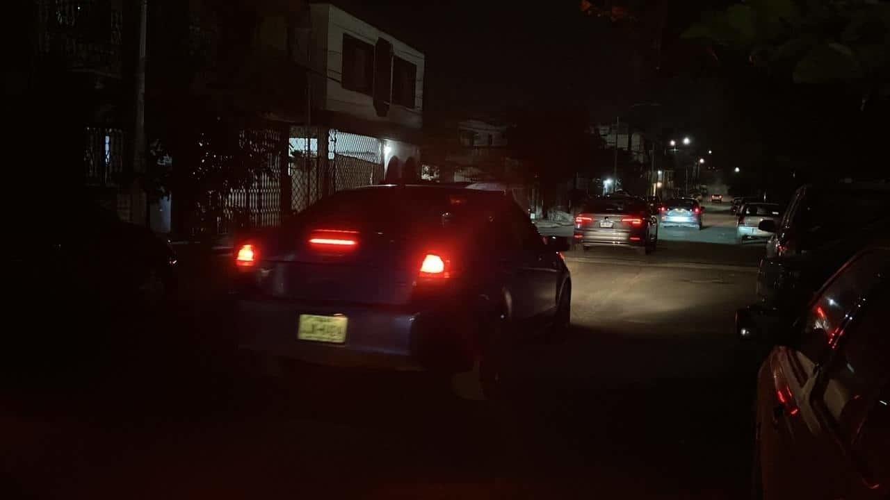 Sufren vecinos de Lomas de Anáhuac; tráileres los dejan sin luz