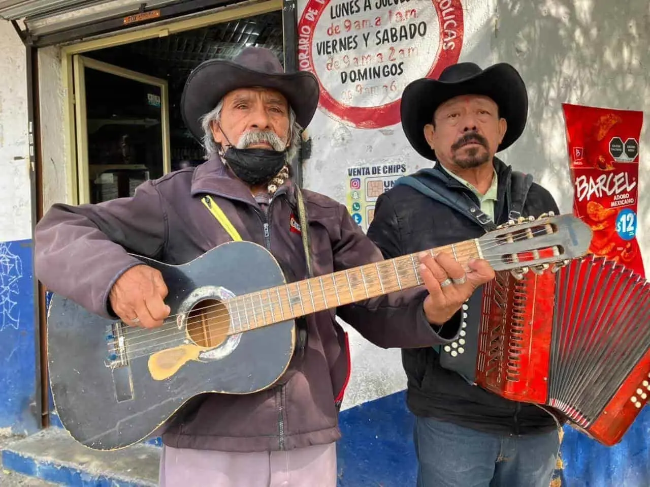 Los cantantes de Monterrey, interpretan corridos para ganarse la vida