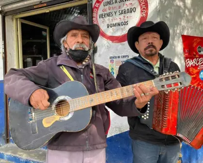 Los cantantes de Monterrey, interpretan corridos para ganarse la vida