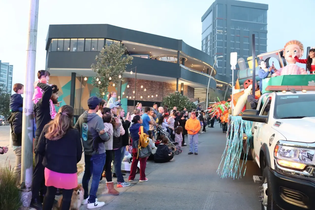 Llega la magia navideña a calles de Santa Catarina
