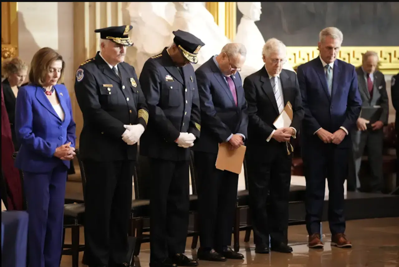 La ceremonia de condecoración para los guardias que defendieron en Capitolio de Estados Unidos el 6 de enero de 2021. (Foto AP/Alex Brandon)