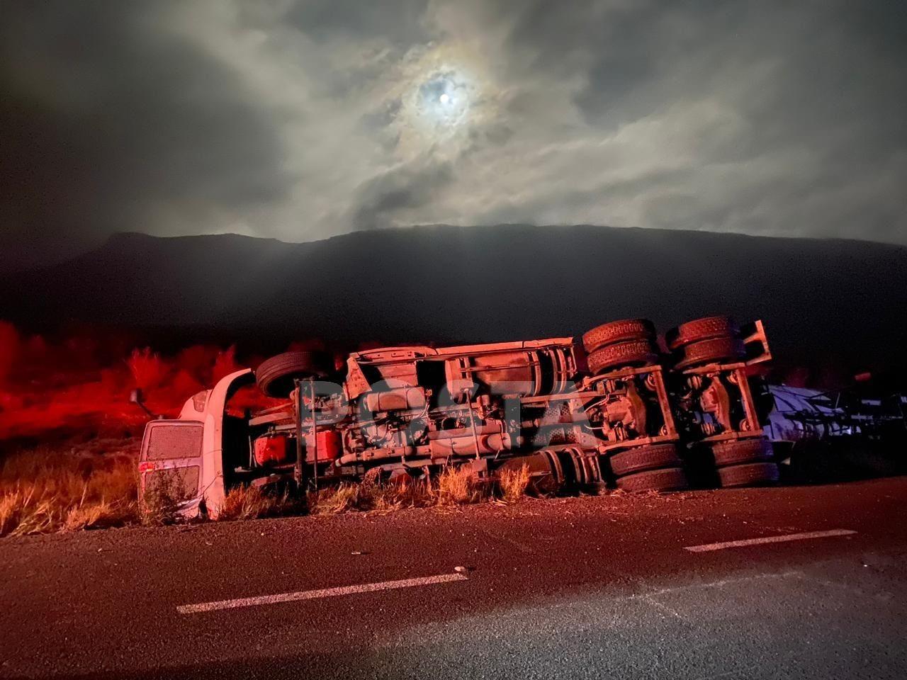 El chofer de una pipa al parecer dormitó y se volcó en Mina. FOTO: Raymundo Elizalde