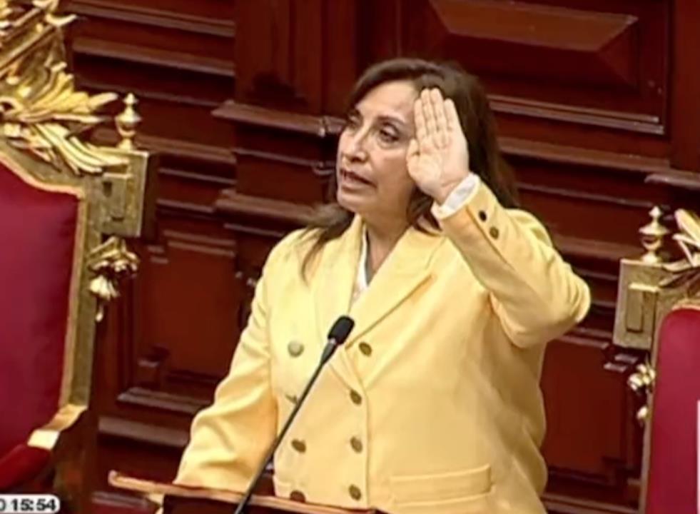 Dina Boluarte asume como primera mujer presidenta de Perú